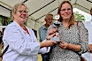 De trotse winnares van de honingkeuring Zuidlaren 2023: Algemeen kampioen Marlolein de Jong   (klik voor vergroting)