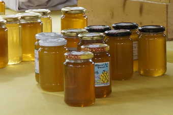 Uitstalling van gekeurde heerlijke honing   (klik voor vergroting)