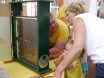 Imkervereniging - infokraam met demonstratiekastje bijen   (klik voor vergroting)
