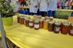 Honing ter keuring op de markt van Melk en Honing 2023   (klik voor vergroting)