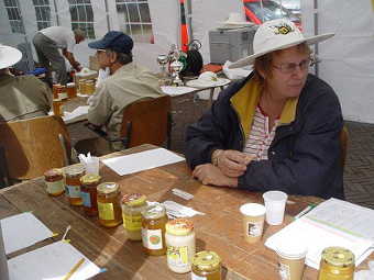 keurmeester met ingezonden lekkerste honing keurmeester met ingezonden lekkerste honing