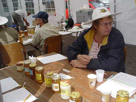 keurmeester met ingezonden lekkerste honing keurmeester met ingezonden lekkerste honing