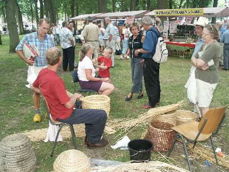 Wat doet die man met stro? Wat doet die man met stro?