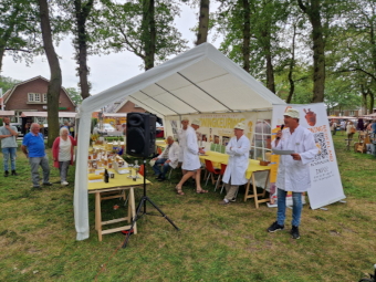 Coördinator Rik Breed deelt de prijzen uit bij de Honingkeuringkeuring 2024