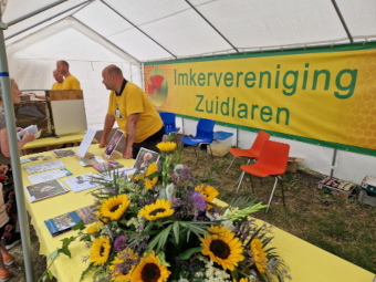 De informatiekraam van de imkervereniging op de markt van Melk en Honing 2024