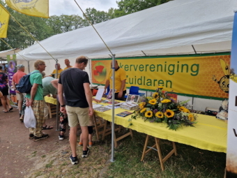 De informatiekraam van de imkervereniging op de markt van Melk en Honing 2024