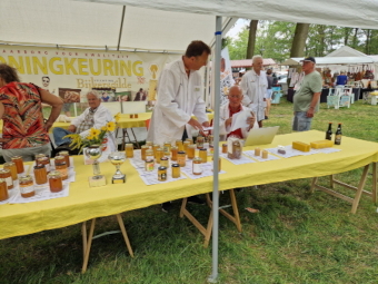 Keurmeesters aan het werk op de markt van Melk en Honing en Honingkeuringkeuring 2024