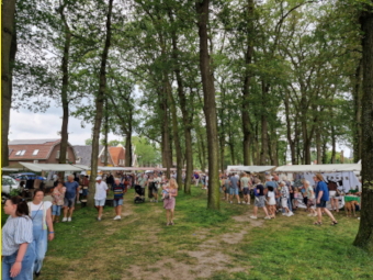 Standhouders onder de bomen