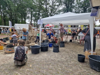 Zandsculpturen maken bij Zandvorm op de markt van Melk en Honing 2024