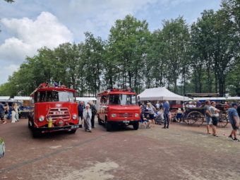 Twee van de drie brandweerwagens van de Stichting Brandweer Oldtimers Groningen