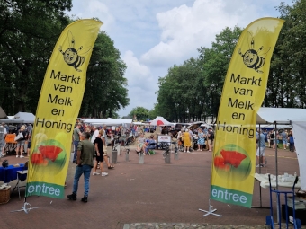 Entree vanaf de Brink ZZ naar de markt van Melk en Honing 2024