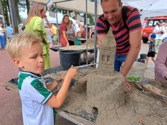 Zandsculpturen maken bij Zandvorm op de markt van Melk en Honing 2024
