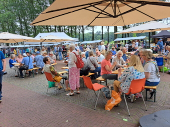 Terras op de markt van Melk en Honing 2024