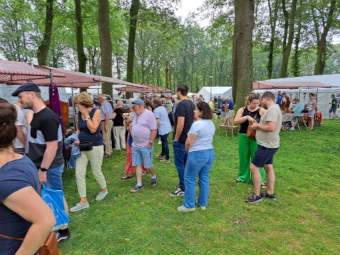 Standhouders onder de bomen