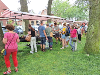 Standhouders onder de bomen