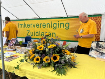 De informatiekraam van de imkervereniging op de markt van Melk en Honing 2024