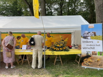De informatiekraam van de imkervereniging op de markt van Melk en Honing 2024
