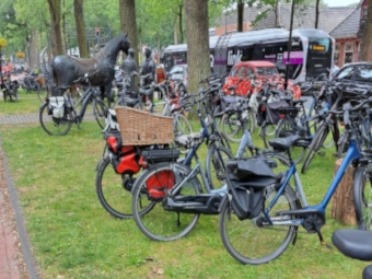 Vele fietsen op de Stationsweg nabij de entree naar de markt van Melk en Honing 2024