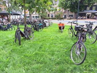 Vele fietsen op de Stationsweg nabij de entree naar de markt van Melk en Honing 2024