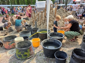 Zandsculpturen maken bij Zandvorm op de markt van Melk en Honing 2024