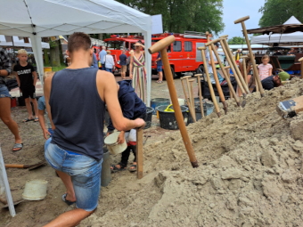 Zandsculpturen maken bij Zandvorm op de markt van Melk en Honing 2024