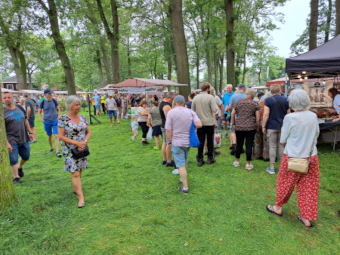 Standhouders onder de bomen