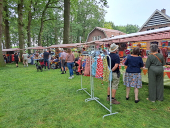 Standhouders onder de bomen