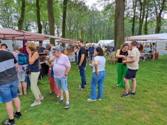 Standhouders onder de bomen