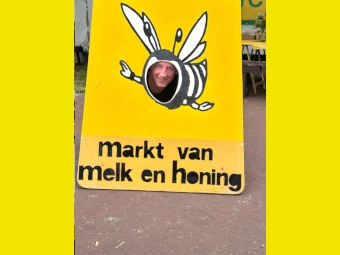 Op de foto bij de Bijkidzzztent op de markt van Melk en Honing 2024