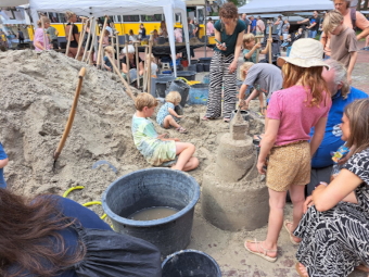 Zandsculpturen maken bij Zandvorm op de markt van Melk en Honing 2024