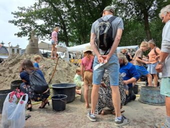 Zandsculpturen maken bij Zandvorm op de markt van Melk en Honing 2024