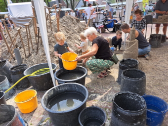 Zandsculpturen maken bij Zandvorm op de markt van Melk en Honing 2024