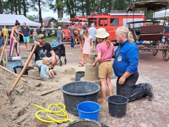 Zandsculpturen maken bij Zandvorm op de markt van Melk en Honing 2024