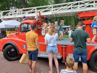 Klauteren op de ladderwagen van de Stichting Brandweer Oldtimers Groningen