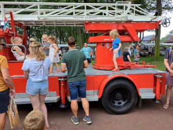 Klauteren op de ladderwagen van de Stichting Brandweer Oldtimers Groningen