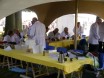 Pyramidetent van de Honingkeuring - keurmeesters aan het werk
