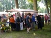 Marktkramen onder de bomen