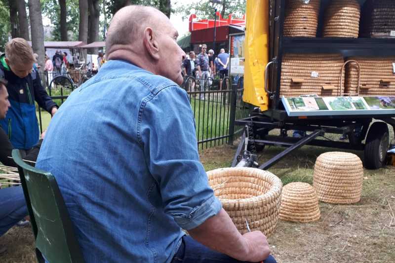 Bijenkorfvlechter Bart van Egteren bij de Uddeler korvenkar voor 'de Dobbe'