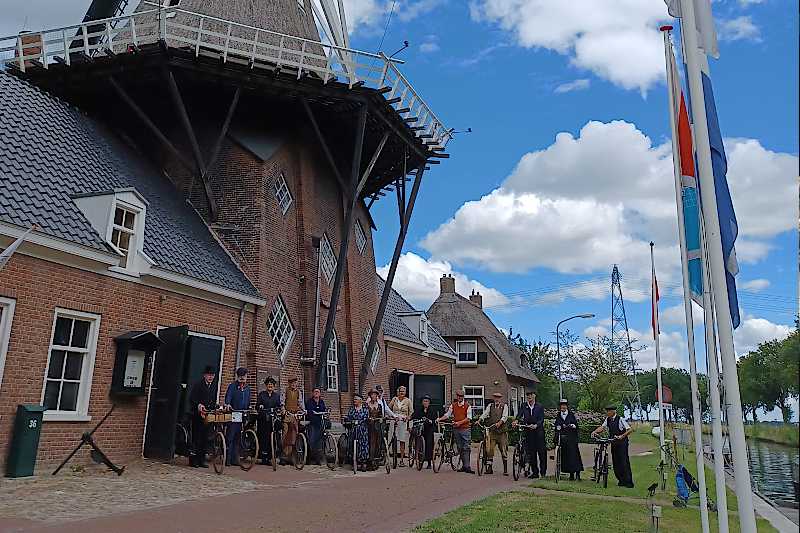 Historische fietsen van de Historische Fietsgroep 'Noord' bij molenmuseum 'De Wachter' klaar voor vertrek naar de Markt van Melk en Honing