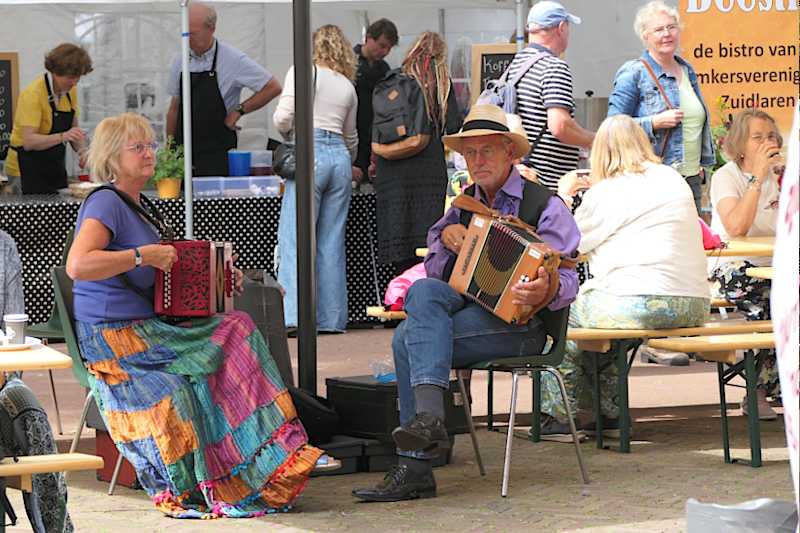 Muziek op het terras voor de Beestro