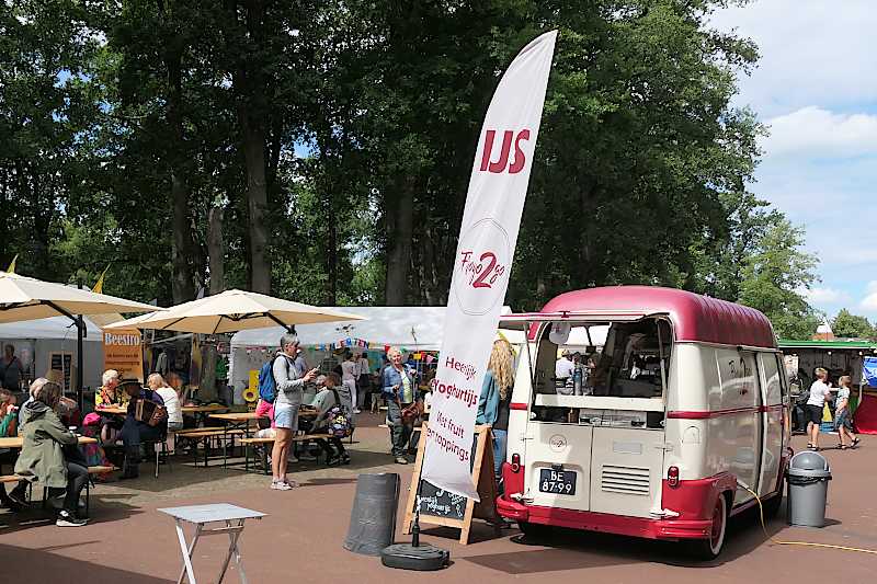 IJs van Froyo2go bij het terras voor de Beestro