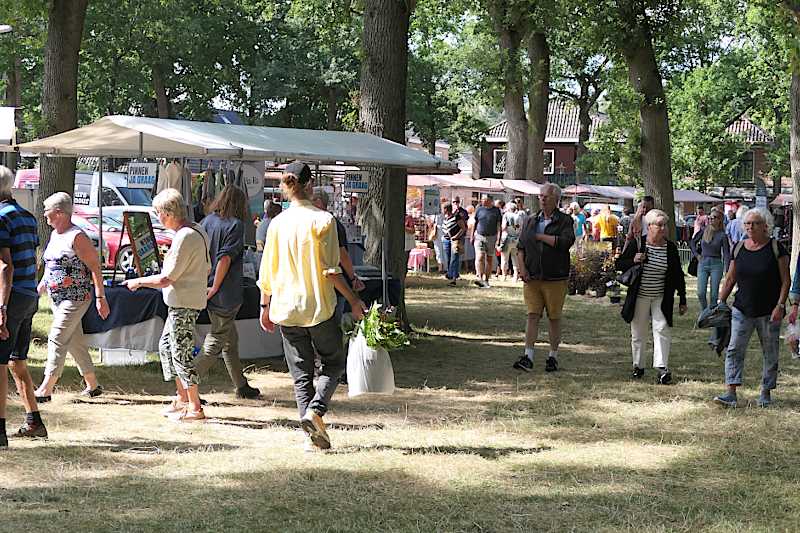 Ha-Ra met de slinger marktkramen naar 'de Dobbe'