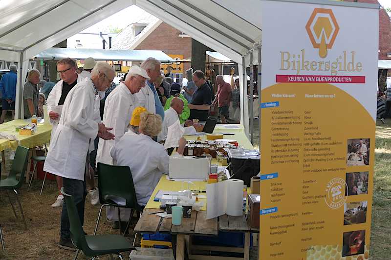 Bijkersgilde: keurmeesters aan het werk