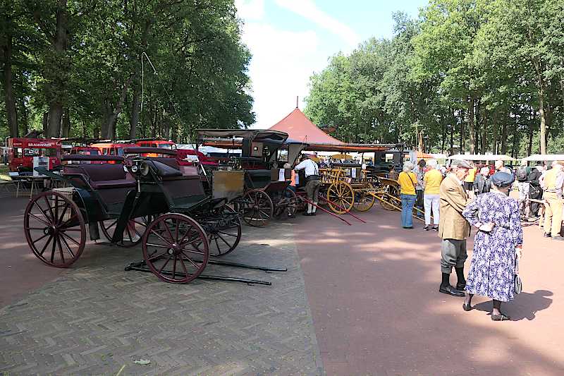 Rijtuigen van de Stichting Rijden en Glijden en historische fietsers van de Historische Fietsgroep 'Noord'