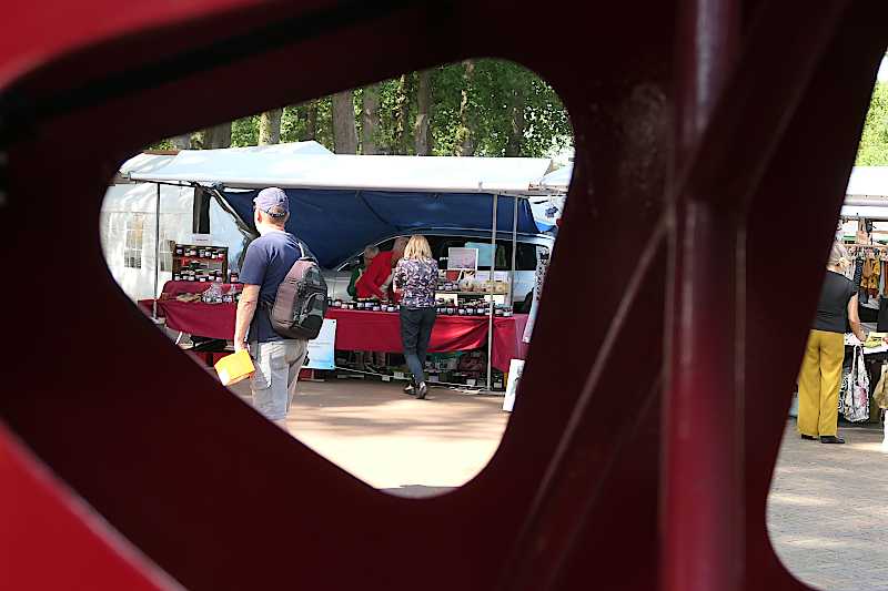 Doorkijkje vanuit voertuig Historische Brandweer naar Annie's kraam 