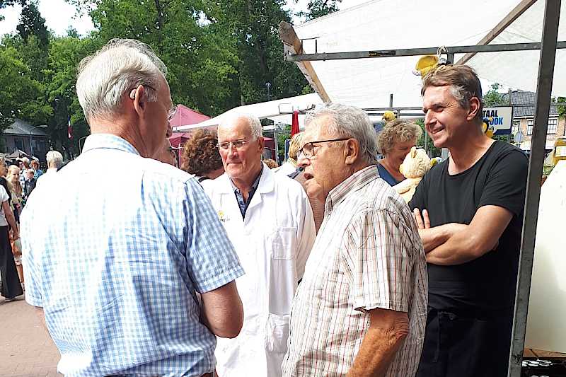 Toespraak van voorzitter Aart van Dobbenburgh van de Imkervereniging Zuidlaren i.v.m. de laatste markt van lid Aaldrik Kapma (honingverkoop)