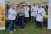 De keuringmeesters met de trotse winnares van de honingkeuring Zuidlaren 2023: Algemeen kampioen Marlolein de Jong